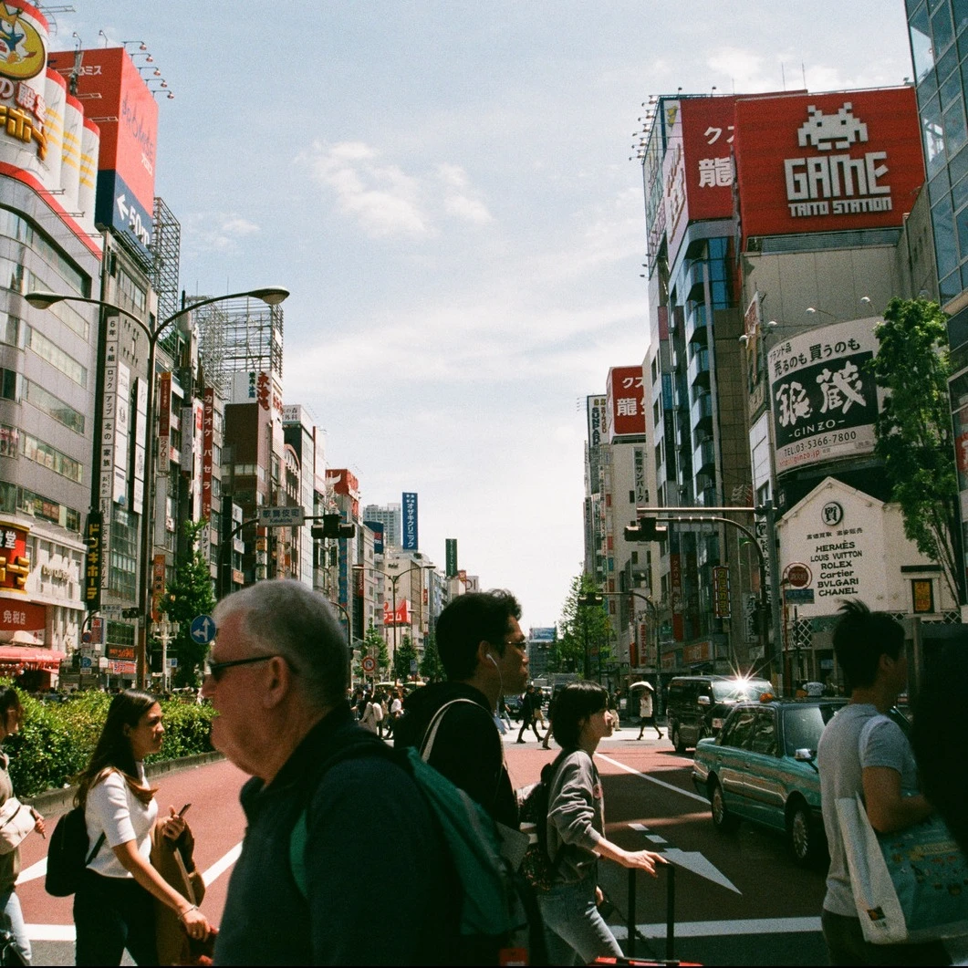 人們穿越熱鬧的東京街道