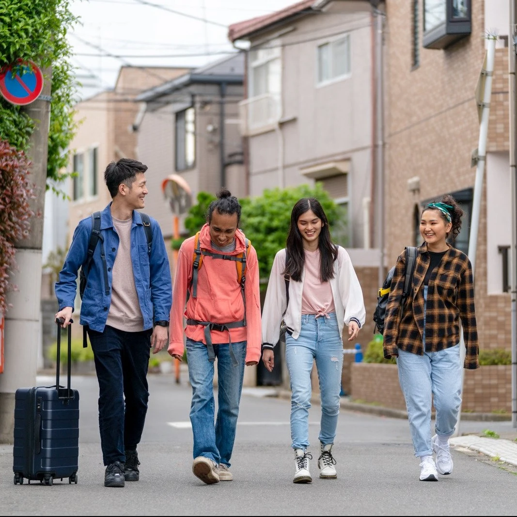 旅人們走在安靜的日本街區